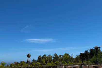 Українська модель Ліза Коваленко у золотому купальнику біля басейну