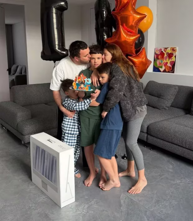 Григорій Решетнік з вагітною дружиною Христиною та трьома дітьми