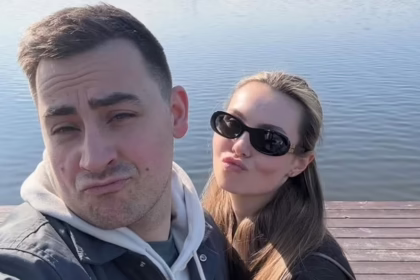 Ведучий Фіма Константиновський відпочиває вдома з ногами в тазику