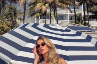 Супермодель Сінді Прадо у синьому бікіні на пляжі Маямі