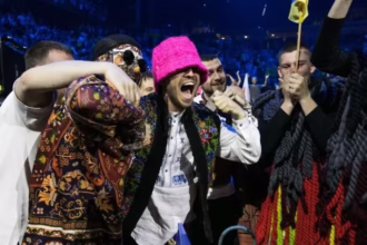 Гурт Kalush Orchestra на Євробаченні 2022 під час оголошення результатів перемоги України