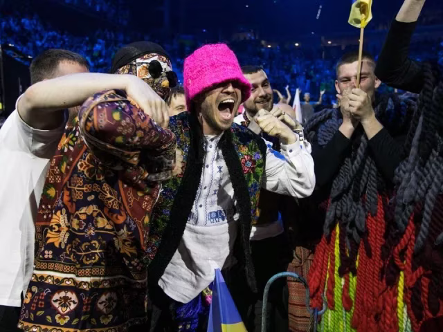 Гурт Kalush Orchestra на Євробаченні 2022 під час оголошення результатів перемоги України