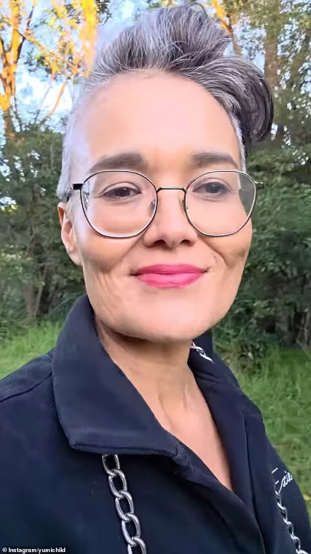 Юмі Стайнс під час телеефіру обговорює Бена Робертс-Сміта