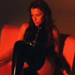 Альона Гудкова у прозорому боді демонструє сідниці