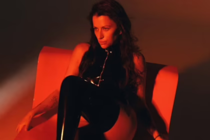 Альона Гудкова у прозорому боді демонструє сідниці