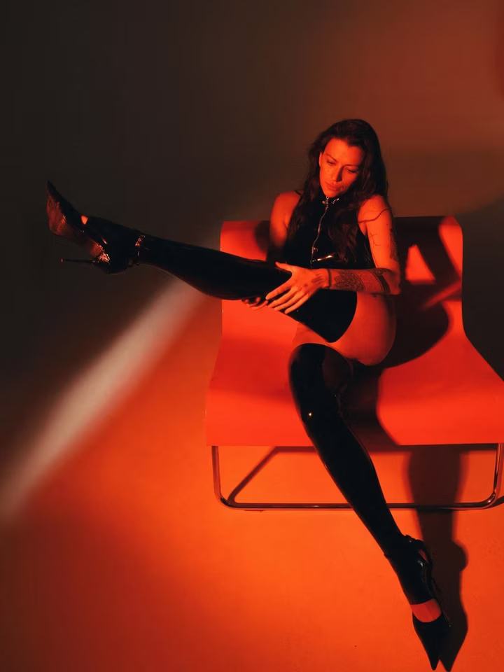 Смілива фотосесія Альони Гудкової в прозорому вбранні