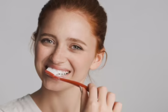 Догляд за зубами з віком: поради стоматолога для жінок після 30, 40 та 50 років