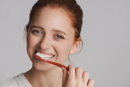 Догляд за зубами з віком: поради стоматолога для жінок після 30, 40 та 50 років