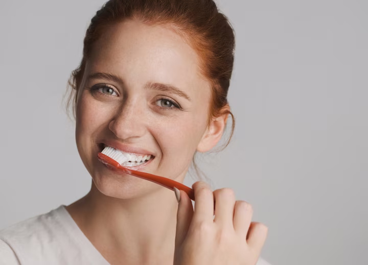 Догляд за зубами з віком: поради стоматолога для жінок після 30, 40 та 50 років