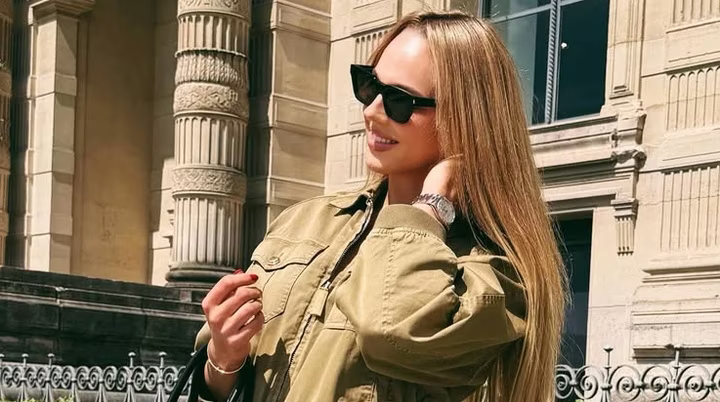 Аніта Луценко на фоні скелястого берега