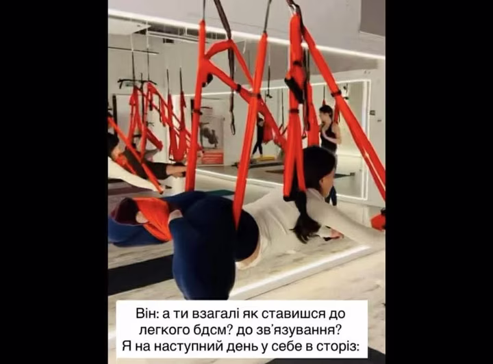 Раміна Есхакзай у незвичній позі під час спорту