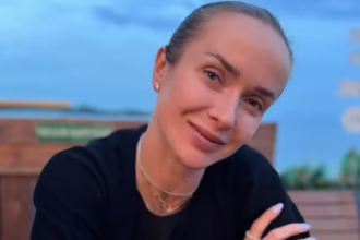 Еліна Світоліна на прогулянці з дочкою Скаї у Швейцарії
