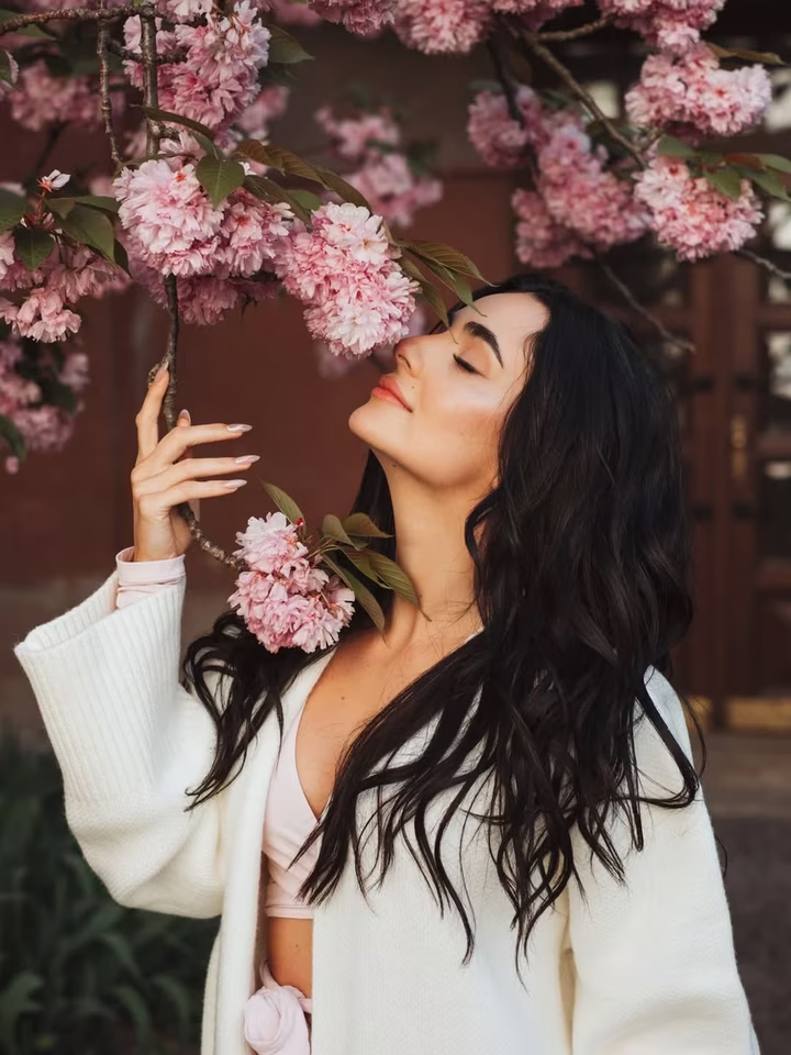 Анна Трінчер весняна фотосесія під деревами