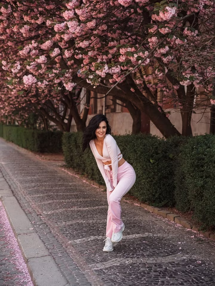 Анна Трінчер вигини тіла на фотосесії під сакурами