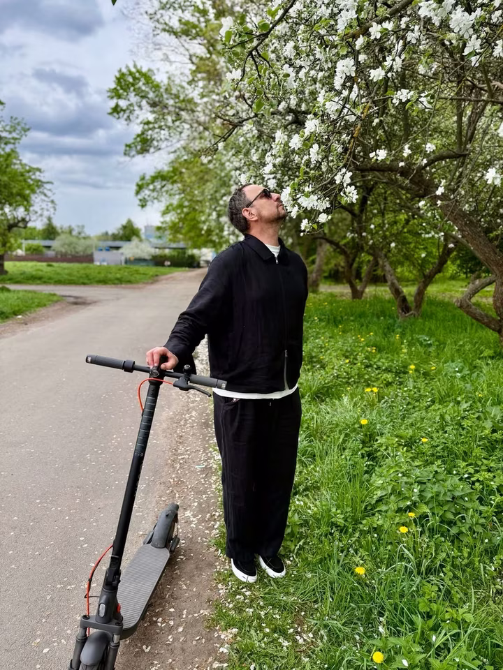 Валерій Харчишин у чорному бомбері позує для Instagram