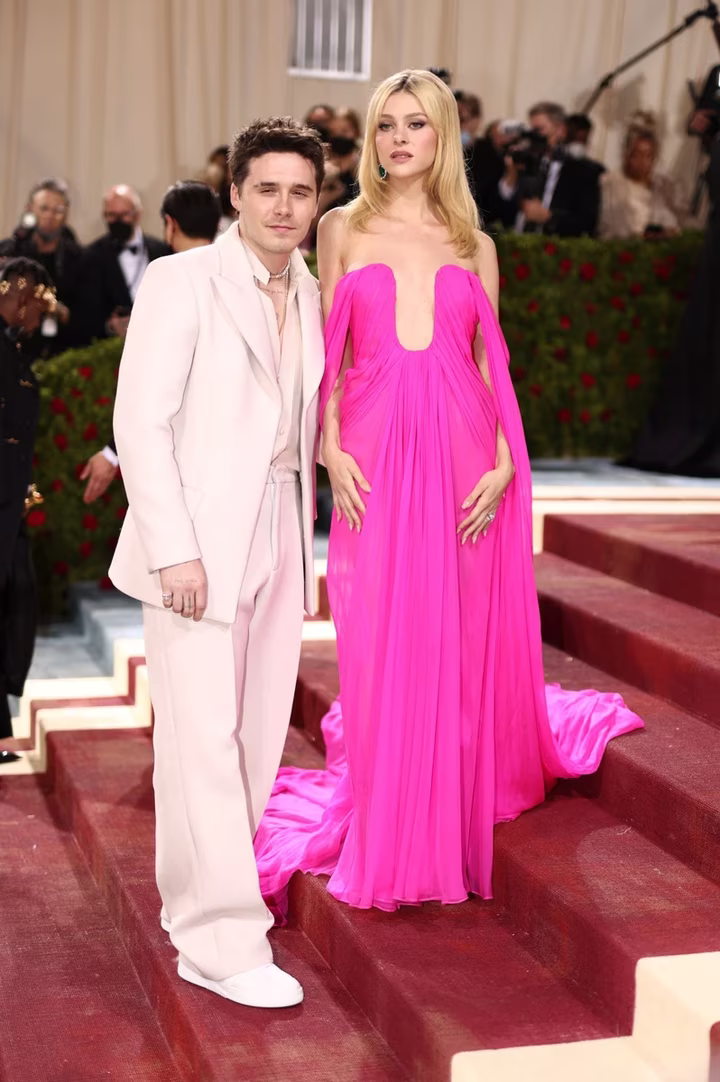 Бруклін Бекхем та Нікола Пельтц на червоній доріжці Met Gala 2023
