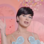 Співачка Lida Lee у леопардовому купальнику за кордоном