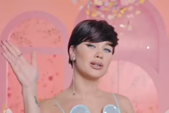 Співачка Lida Lee у леопардовому купальнику за кордоном