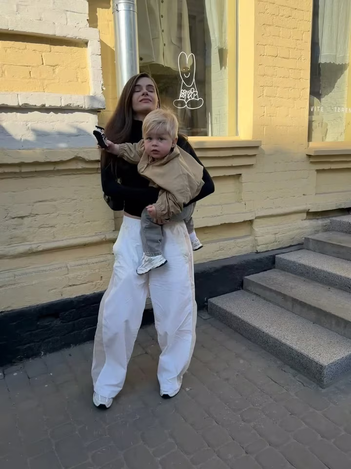 Катерина Остапчук з сином Тимофієм на руках